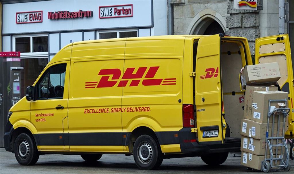 Raus mit den Paketen und ab zu den Empfängern: ein DHL-Transporter im Einsatz. (Archivbild)