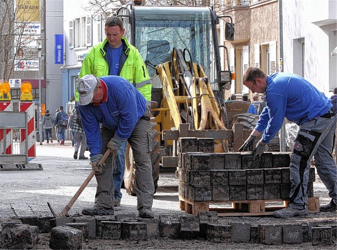 Raus mit den Pflastersteinen: Seit Montag läuft der Einbau der neuen Poller.