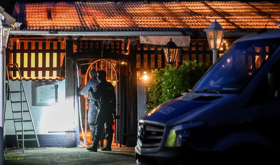 Razzia gegen Hells Angels: 1.200 Polizisten durchsuchen Clubheim in Hilden