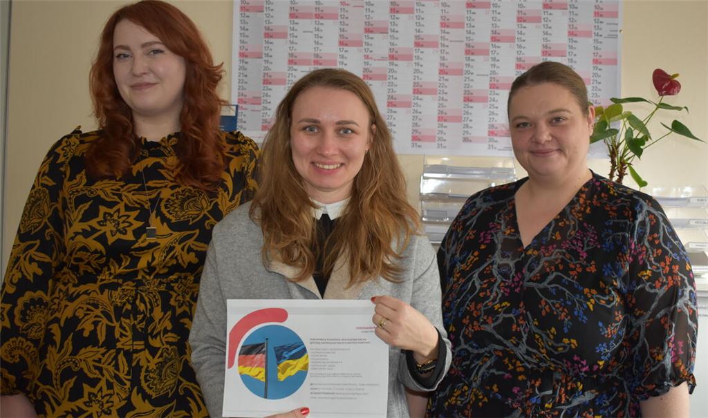 Reagieren mit Gruppenangeboten für Geflüchtete aus der Ukraine und anderer Nationen strukturell auf die kontinuierlich steigenden Flüchtlingszahlen (v.li.): Cora Kranz, Teamleitung Migration im Verein Miteinanderleben, mit den beiden Integrationsmanagerinnen Iana Preuß und Anna-Lena Saleem-Matern. Foto: Bischoff-Krappel