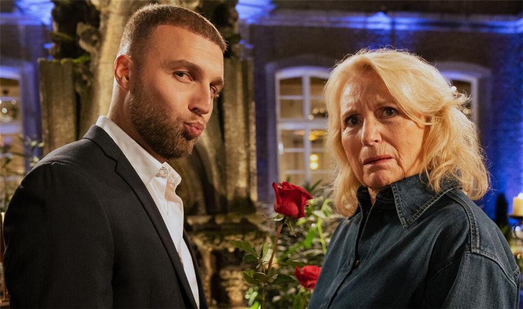Realitystar Filip Pavlović und Satirikerin Maren Kroymann haben zusammen gedreht.