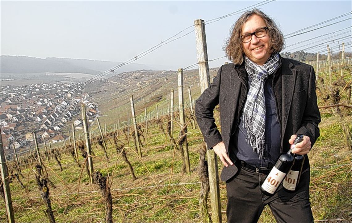 Reben, so weit das Auge reicht: Bertram Haak hört als Geschäftsführer der Genossenschaftskellerei Roßwag-Mühlhausen auf. Auf den Lemberger 401 und die Events um diesen regionaltypischen Rotwein aus terrassierten Steillagen ist der 52-Jährige besonders stolz. Haak hat viel angestoßen und bewegt, jetzt will er sich neuen Aufgaben zuwenden und dabei der Genussbranche treu bleiben. 