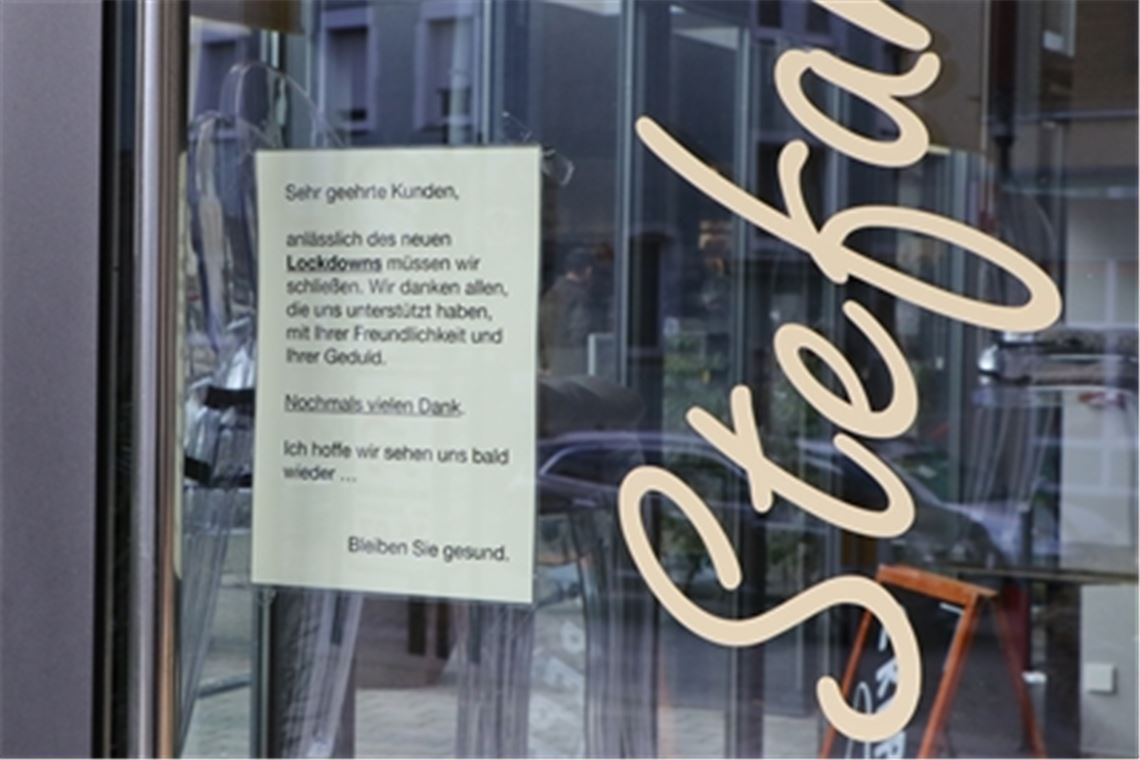 Recht leer, aber nicht ausgestorben wirkt die Mühlacker Innenstadt, darunter der Bahnhof, am ersten Tag des zweiten Teil-Lockdowns. Fotos: Willimek