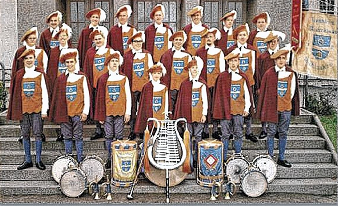 Rechts Bilder aus der Anfangszeit des jungen Vereins. Links eine Postkarte aus dem Jahr 1974, die die Mitglieder in der neuen Uniform zeigt.