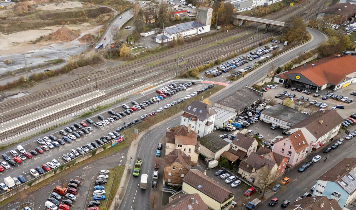 Rechts oben im Bild Richtung Brücke ist die Flüchtlingsunterkunft am „Lienzinger Tor“ geplant. Foto: Archiv