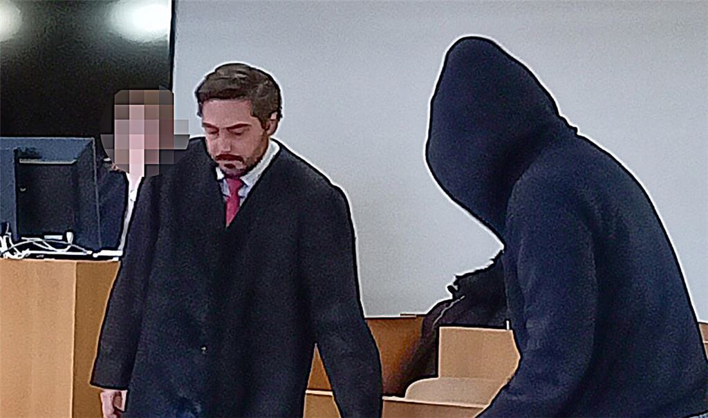Rechtsanwalt Bastian Meyer (li.) und der Angeklagte vor der Verhandlung.Foto: Deeg
