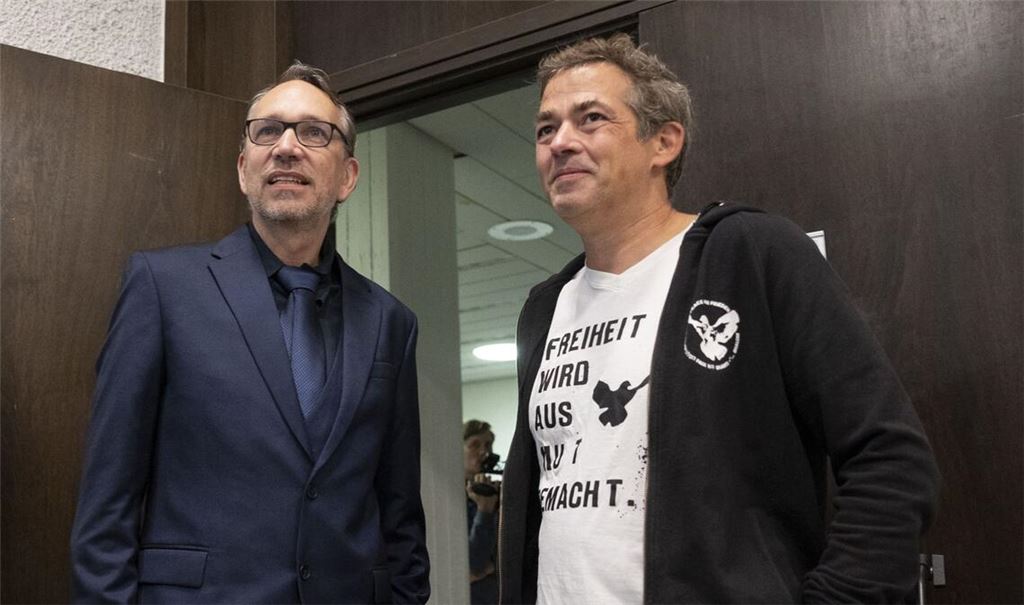 Rechtsanwalt Ralf Ludwig (links) und „Querdenken“-Gründer Michael Ballweg. Jetzt vertritt Ludwig auch einen der Beschuldigten der Aschermittwochs-Ausschreitungen in Biberach.
