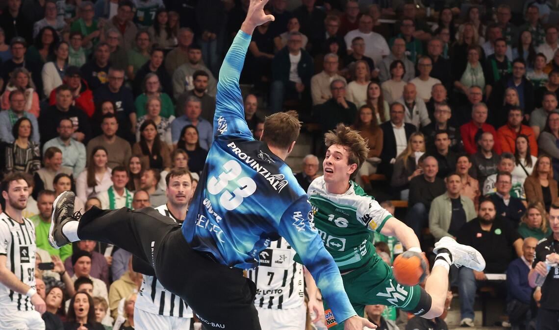 Rechtsaußen Fynn Hofele will den Ball an THW-Keeper Andreas Wolff vorbeibringen.