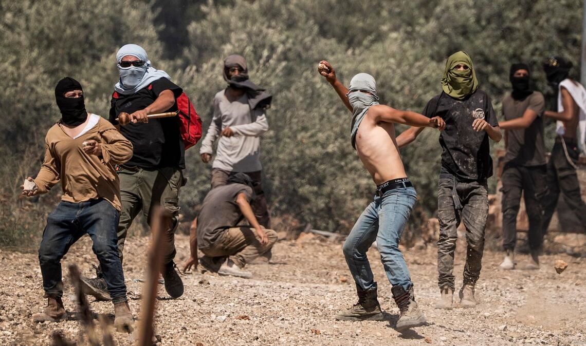 Rechtsgerichtete israelische Siedler greifen regelmäßig im Westjordanland Palästinenser an. (Archivbild)
