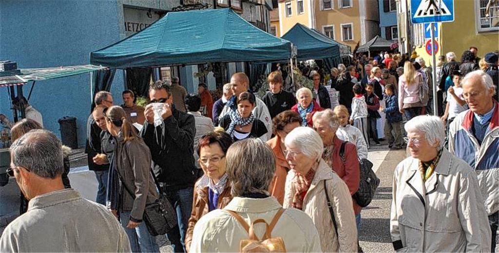 Rechtzeitig zum Verkaufsoffenen Sonntag zeigt sich das Wetter von seiner besseren Seite. Am Nachmittag herrscht drangvolle Enge in den Straßen von Dürrmenz.