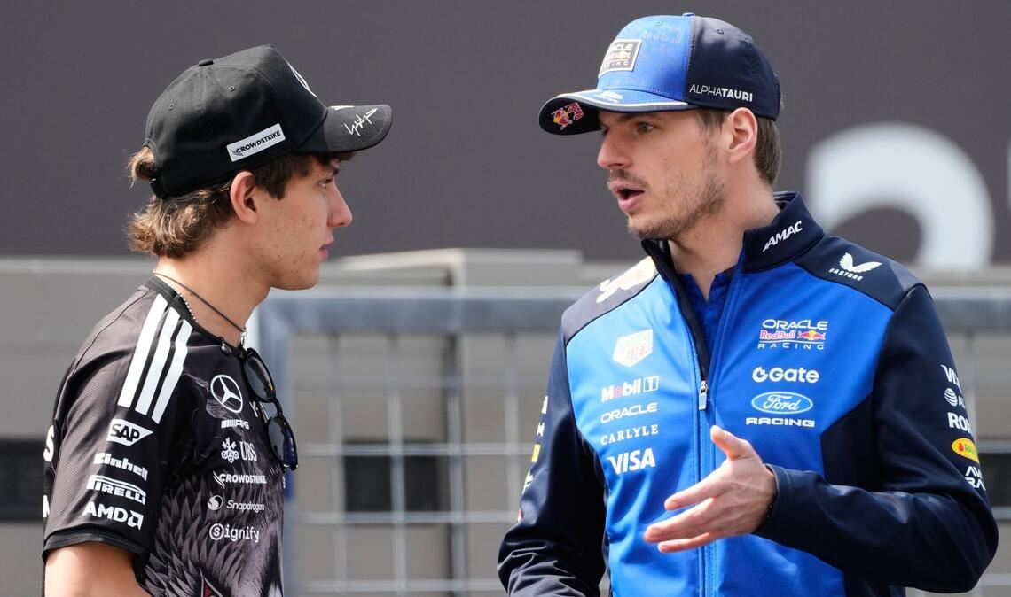 Red-Bull-Star Max Verstappen (r) fährt derzeit weit hinter Kimi Antonelli her.