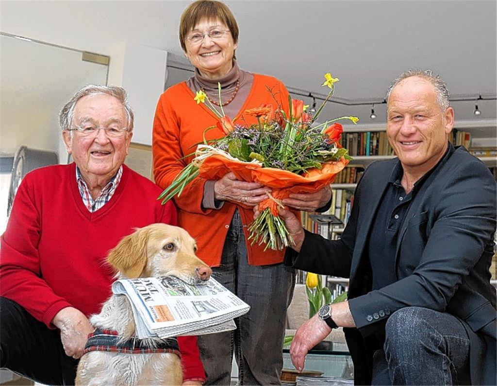 Hündin bringt Zeitung an den Frühstückstisch
