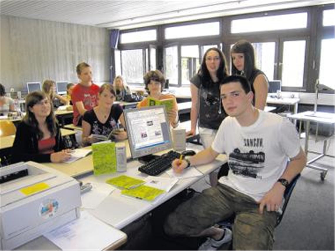 Redaktionssitzung: Die Macher des Wecker, der Schülerzeitung des Theodor-Heuss-Gymnasiums Mühlacker, planen unter Leitung von Chef Lars Westermann (re.) die nächste Ausgabe. Foto: Sadler
