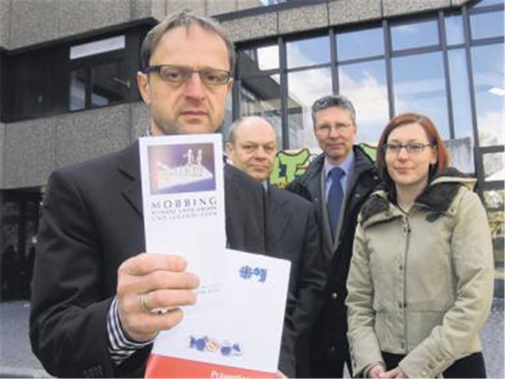Referatsleiter Franz Hilt (v. li.) mit THG-Leiter Thomas Mühlbayer, dem Rektor der Mörike-Realschule, Dr. Hans-Joachim Blum, und Bereichsleiterin Anne Polinsky von Miteinanderleben.
Foto: Becker