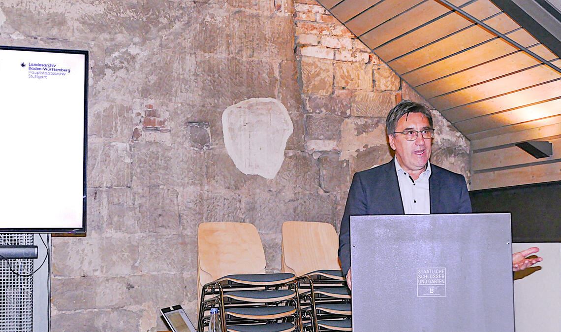 Referent Dr. Erwin Frauenknecht vom Hauptstaatsarchiv Stuttgart findet neue Antworten auf alte Fragen. Foto: Weimper