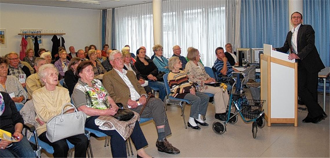 Referent Dr. Georg Pawlik im voll besetzten Forum der Enzkreiskliniken.