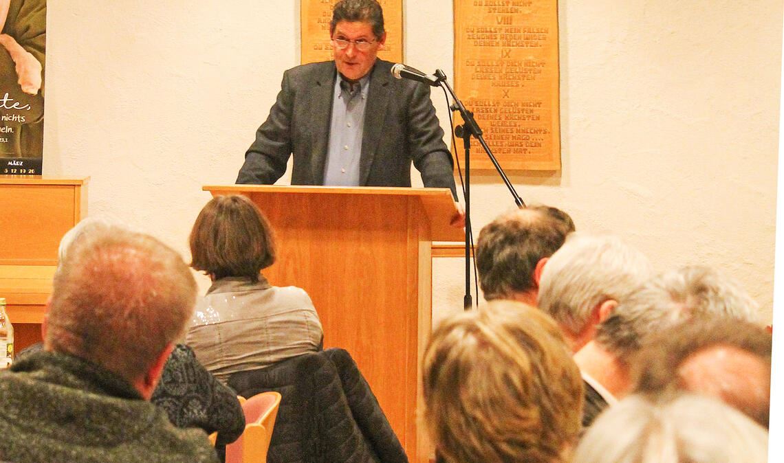 Referent Eberhard Zucker bei seiner Bestandsaufnahme vor knapp 60 Zuhörerinnen und Zuhörern in Ensingen. Foto: Pfisterer