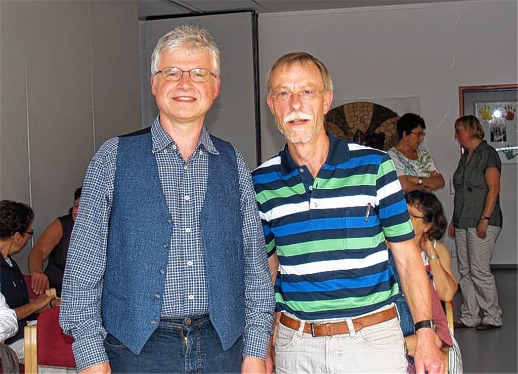 Referent Karl-Heinz Feldmann (li.) mit Dr. Johannes Bastian, Vorsitzender des Hospizdienstes Östlicher Enzkreis.