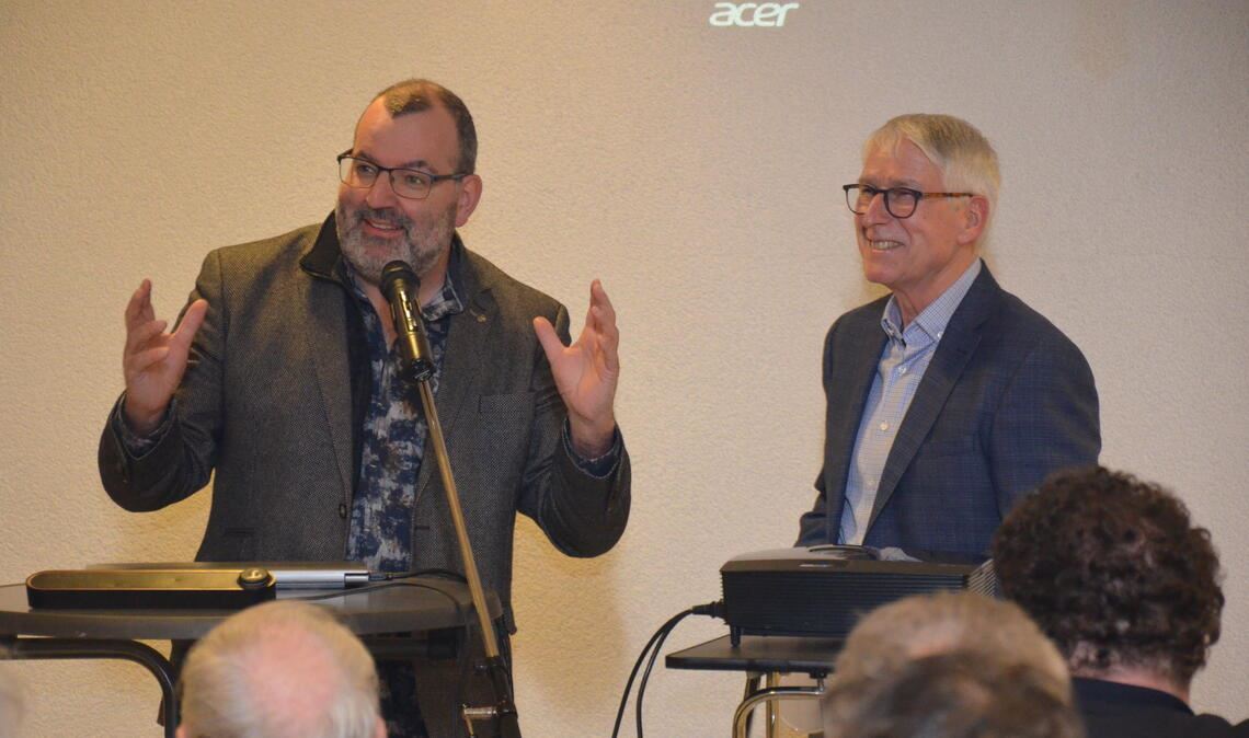 Referent Matthias Hanßmann (li.) und Moderator Thomas Schäfer freuen sich über den guten Besuch des Formats „Männervesper“ im Großglattbacher evangelischen Gemeindehaus zum Thema: „Chaos in der Welt – und wo ist Gott?“ Foto: Bischoff-Krappel