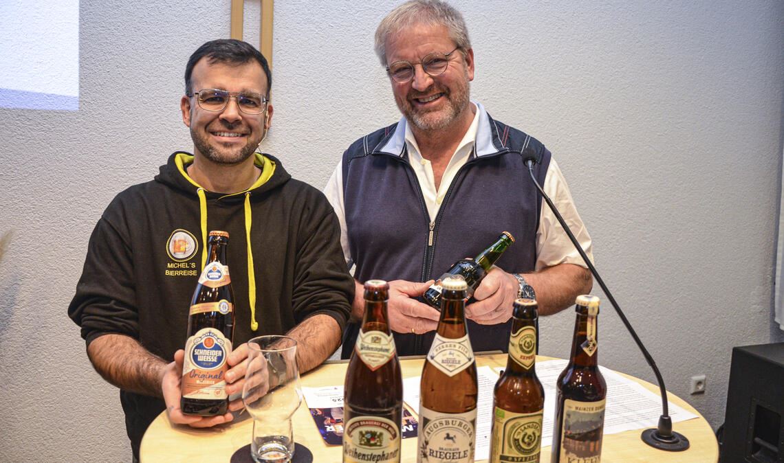Referent Michael Schwantge (li.) und Moderator Albert Haug freuen sich beim Männervesper auf die gemeinsame Bierverkostung unter dem Titel „Von gutem Bier und gutem Leben“. Foto: bbk