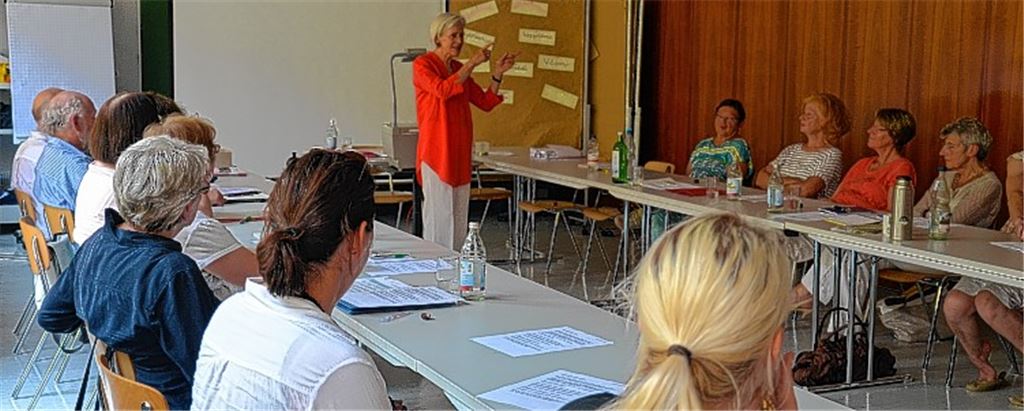 Referentin Gudrun Aichele (stehend) bereitet in einem Einführungsseminar ehrenamtliche Helfer in der Flüchtlingsarbeit auf die Vermittlung von Deutsch als Fremdsprache vor.
