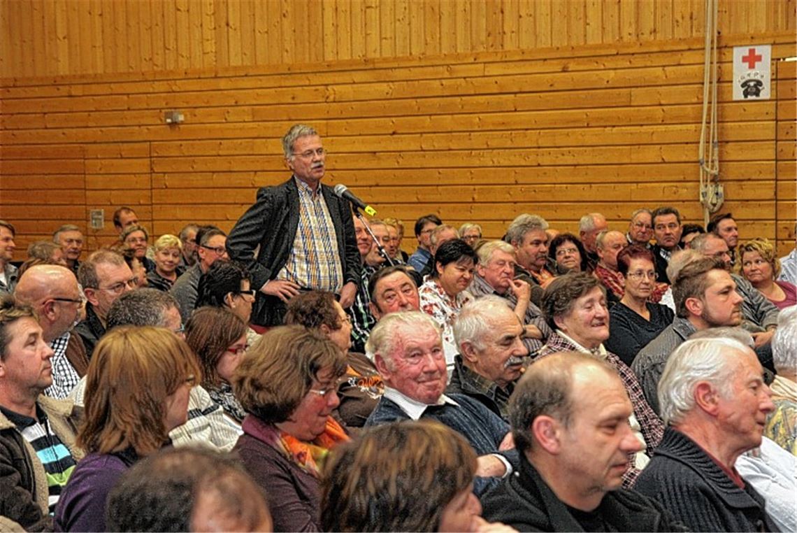 Rege Beteiligung beim Informationsabend in der Gemeindehalle Dürrn. An einem Modell ist die vom Gemeinderat entschiedene Komaktlösung mit einem neuen Rathausneubau zu sehen.