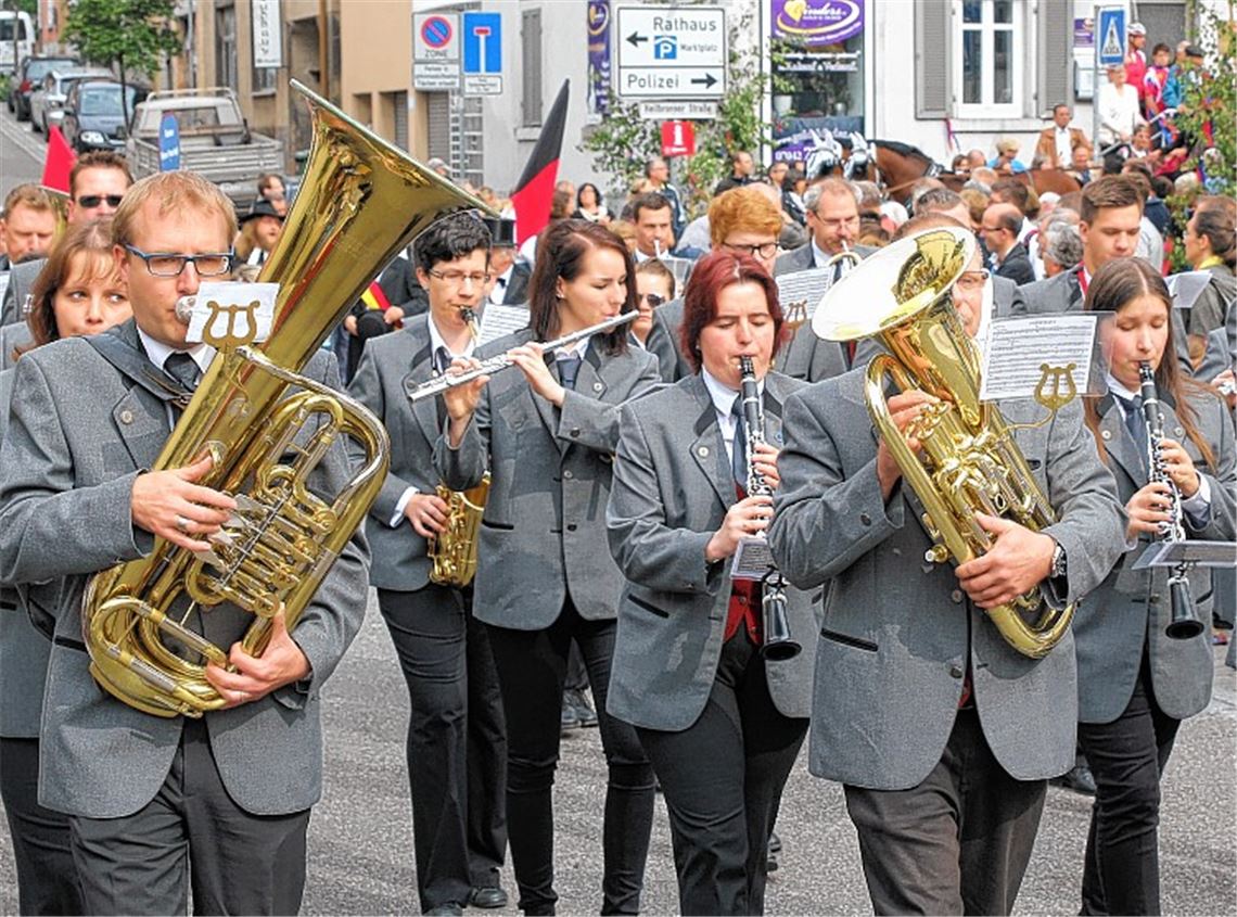 Regelmäßig bereichern auch auswärtige Musikgruppen wie die Stadtkapelle Maulbronn den Festzug am Hauptfesttag des Maientags. Fotos: Kollros