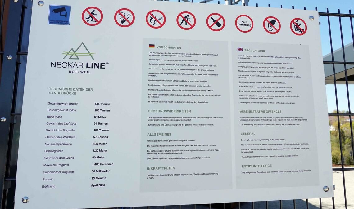 Regeln gelten auf der Brücke natürlich auch.