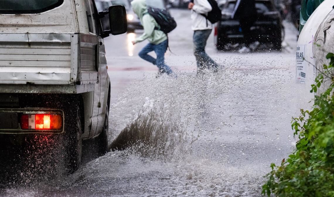 Regen bringt Segen? Von wegen! Diese Schüler in Hannover kriegen nasse Füße.