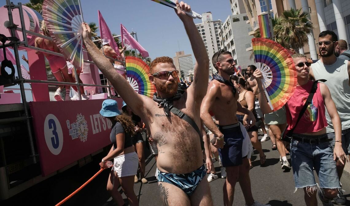 Regenbogenfarben in Zeiten des Krieges: Teilnehmer feiern bei der Pride-Parade in Tel Aviv.