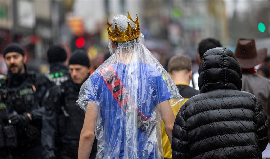 Regencape mit Krone: Die rheinischen Narren mussten an Weiberfastnacht tapfer sein.