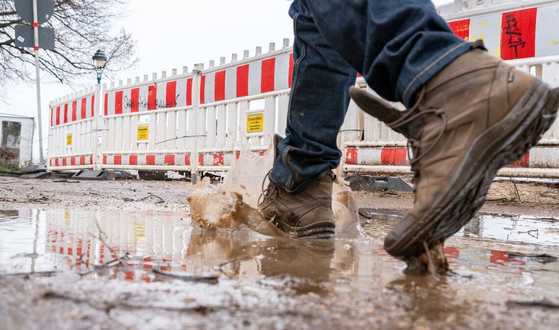 Regenschirm und windfeste Jacke dürften heute in Baden-Württemberg gute Begleiter sein. (Symbolbild)