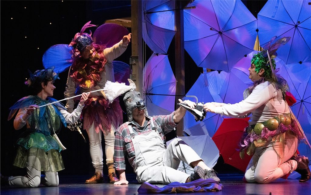 Regenschirme als Kulisse für den „Sommernachtstraum“. Foto: Theater Pforzheim/Sebastian Seibel