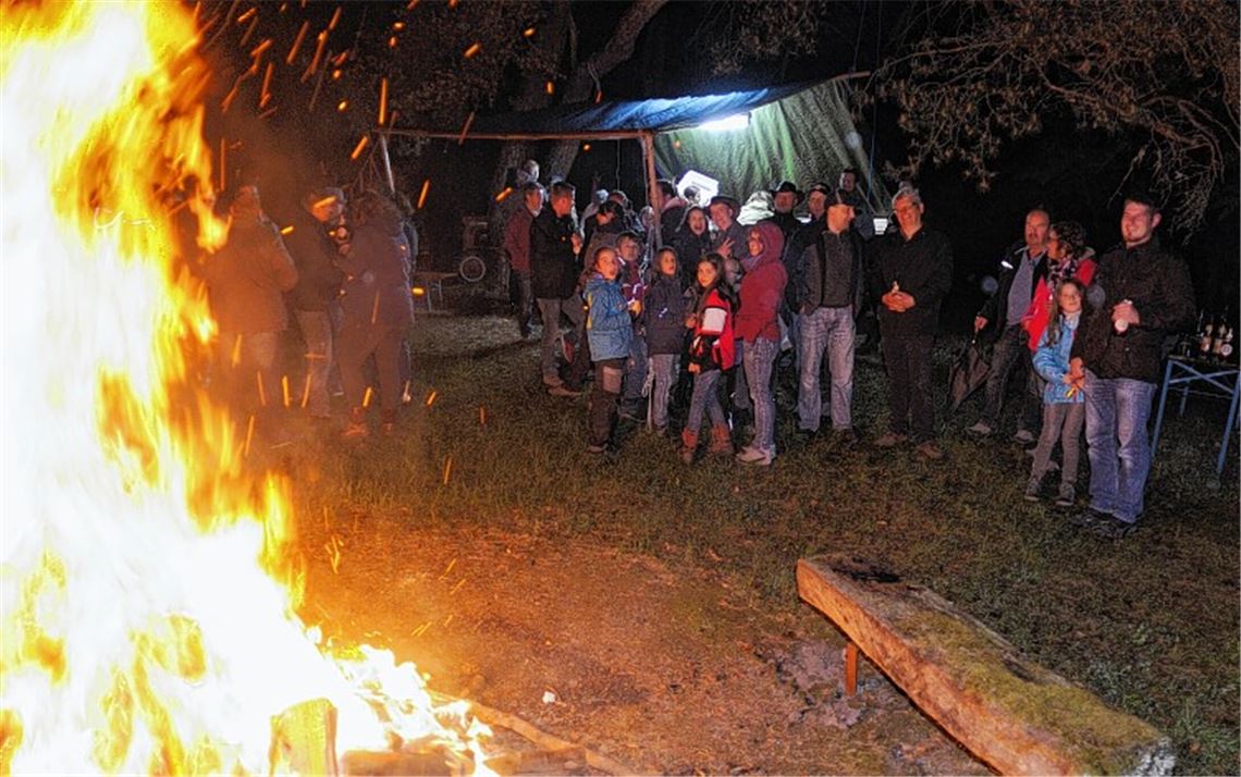 Maibaum erfüllt als Feuerholz eine neue Aufgabe