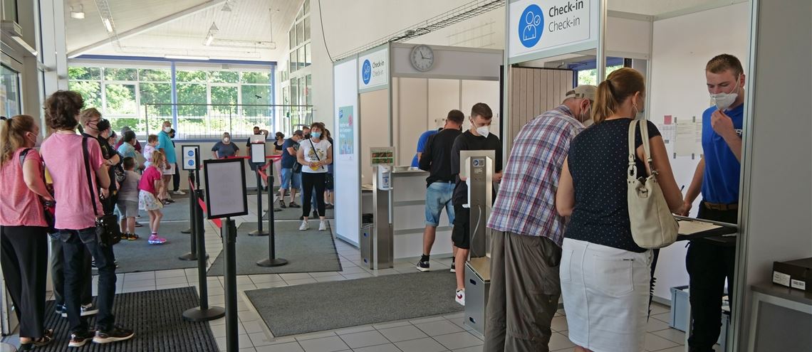 Reger Betrieb herrscht am Morgen innerhalb der Halle. Besonders viele jüngere Menschen aus der Umgebung zieht es zur Impfung nach Mönsheim. Friedrich