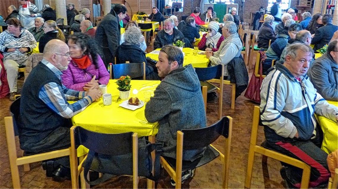 Reger Betrieb herrscht bereits am ersten Tag der Vesperkirche, die wieder ihr Domizil in der Evangelischen Stadtkirche hat. Foto: Roth