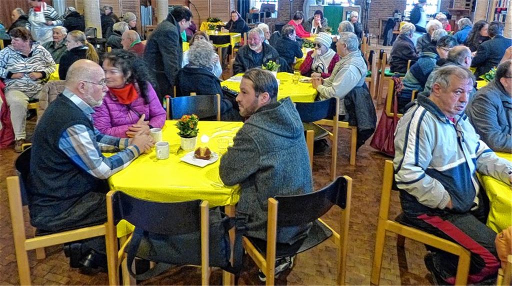 Reger Betrieb herrscht bereits am ersten Tag der Vesperkirche, die wieder ihr Domizil in der Evangelischen Stadtkirche hat. Foto: Roth