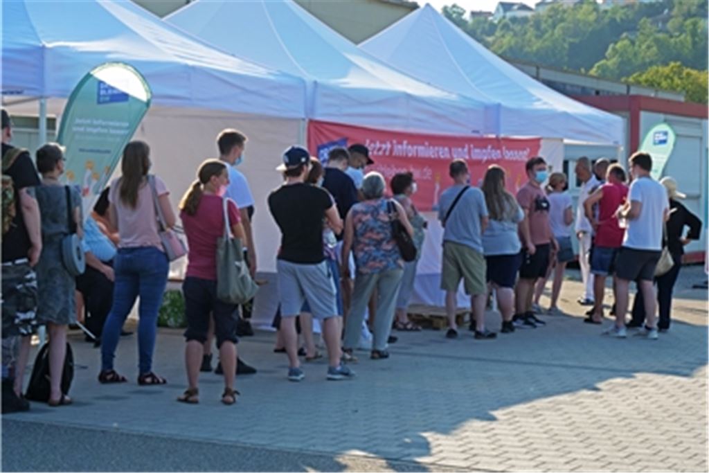 Reges Interesse an Impfaktion: Auf dem Parkplatz beim Einkaufszentrum Schrammel bildet sich eine Schlange. Foto: Friedrich
