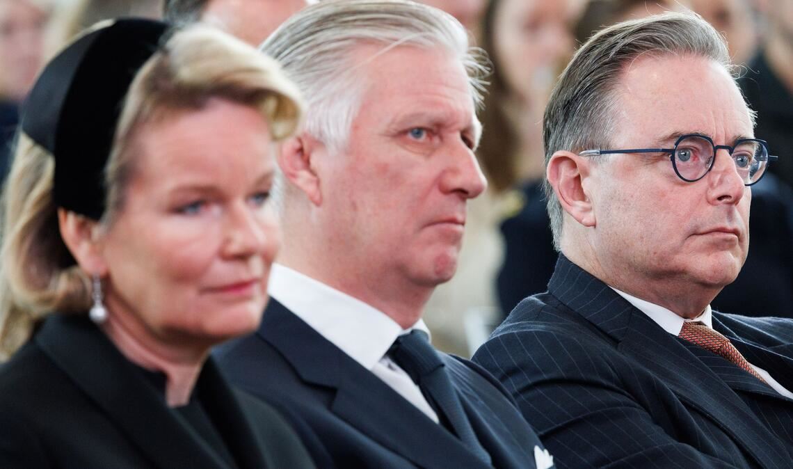 Regierungschef Bart De Wever (r) nahm gemeinsam mit Königin Mathilde und König Philippe an den Gedenkfeiern teil.