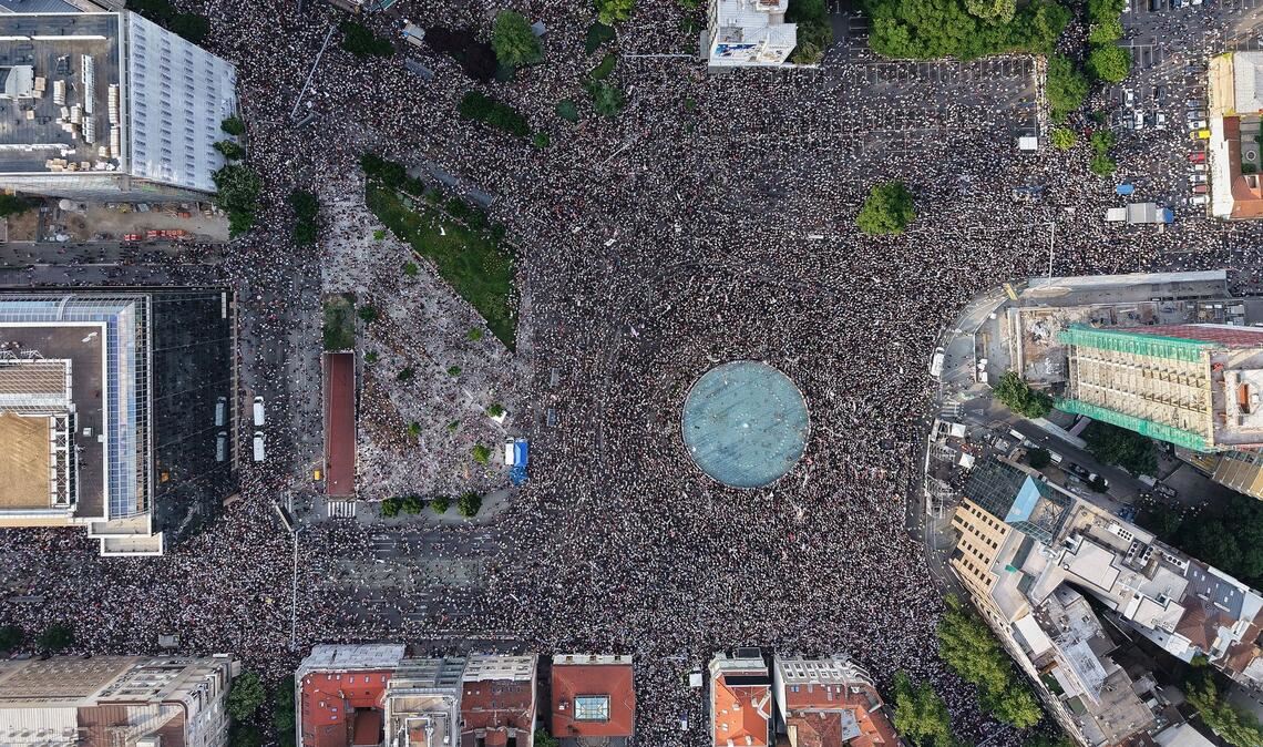 Regierungsgegner nehmen in Belgrad an einer Kundgebung teil, die von protestierenden serbischen Universitätsstudenten angeführt wird. Sie fordern größere politische Veränderungen in dem von Präsident Vucic geführten Balkanstaat.
