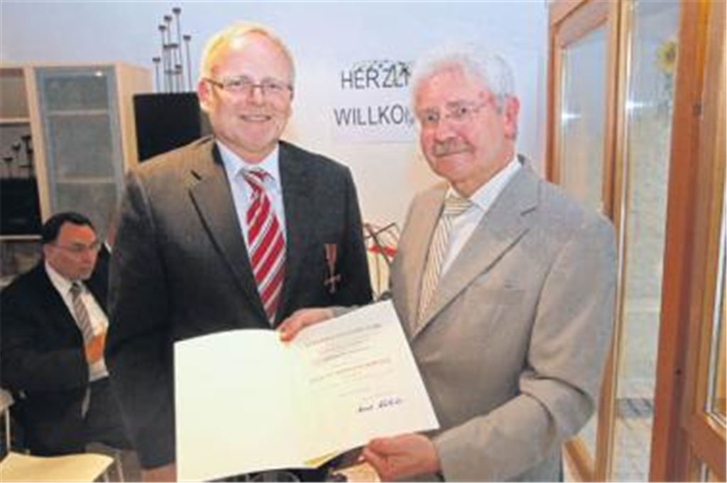 Regierungspräsident Dr. Rudolf Kühner (re.) überreicht Karl Röckinger das Bundesverdienstkreuz. 
Foto: Hansen