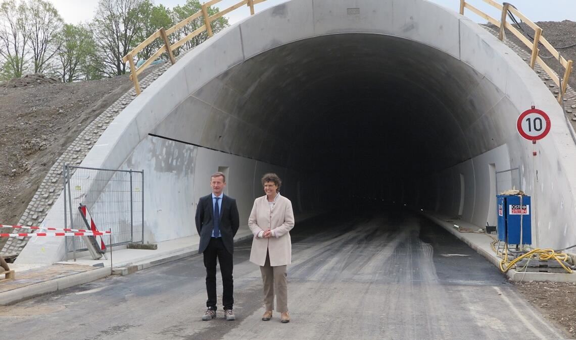 Regierungspräsidentin Sylvia M. Felder und Jürgen Genthner, Leiter des Baureferats Mitte des Regierungspräsidiums Karlsruhe, am Eingang Nord des rund 1,3 Kilometer langen Arlinger Tunnels. Foto: privat