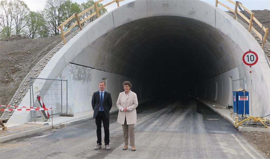 Regierungspräsidentin Sylvia M. Felder und Jürgen Genthner, Leiter des Baureferats Mitte des Regierungspräsidiums Karlsruhe, am Eingang Nord des rund 1,3 Kilometer langen Arlinger Tunnels. Foto: privat