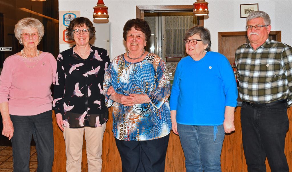 Regina Bauer (2. v. li.) ehrt (v. li.) Krimhild Enchelmaier, Gisela Fischer sowie Angelika und Hartmut Fegert für jahrzehntelange Treue zu den Naturfreunden. Foto: privat