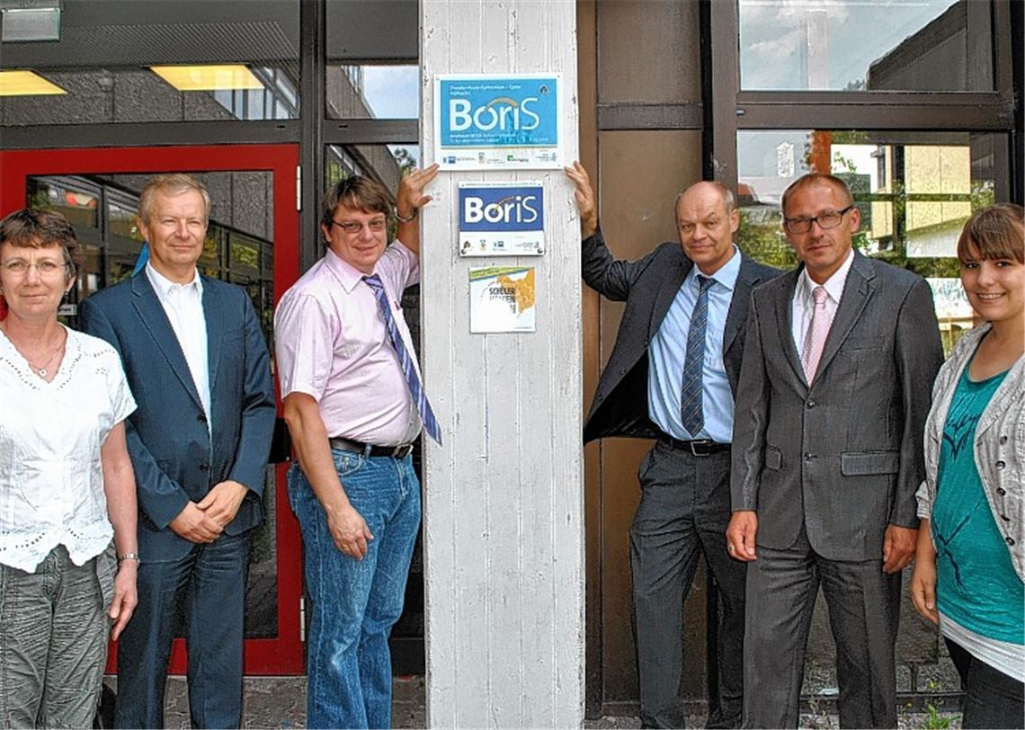 Regina Bauer, Kurt Müller (beide Elternvertreter), Lehrer Jürgen Gorenflo, Schulleiter Thomas Mühlbayer, Günter Brecht (IHK) und Schülerin Anne Sträter (v. li.).