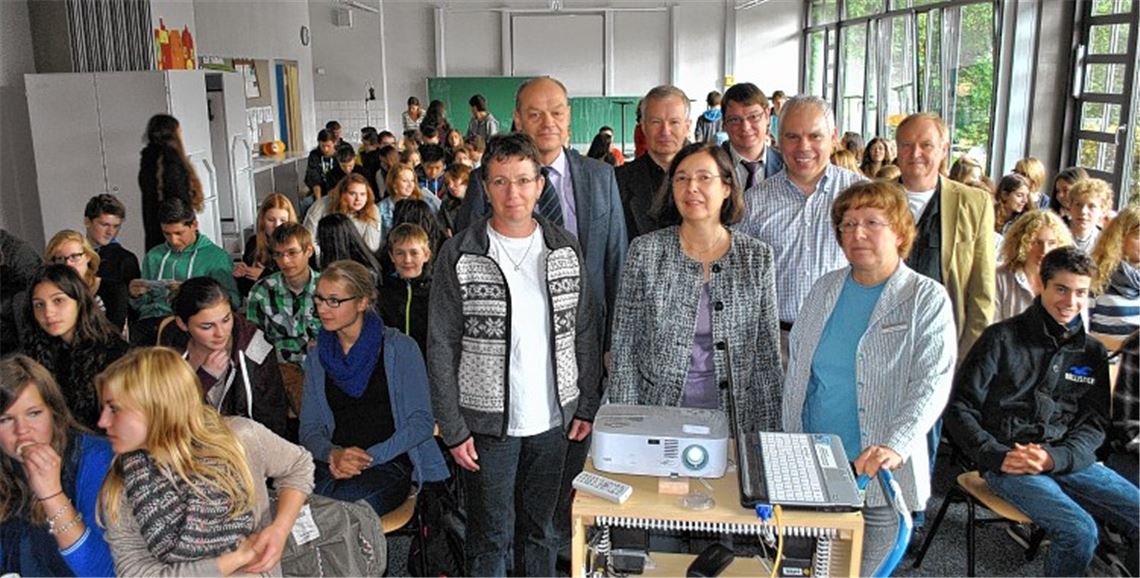 Regina Bauer (v.li.) als Vertreterin der Eltern, Thomas Mühlbayer (Schule), Kurt Müller, Christine Harendt (beide Eltern), Lehrer Jürgen Gorenflo, Matthias Lieb (Wirtschaft), Annegret Jakob-Bissem (Arbeitsagentur) und Lehrer Werner Hofmann informieren mehr als 100 Schüler.Foto: Stahlfeld
