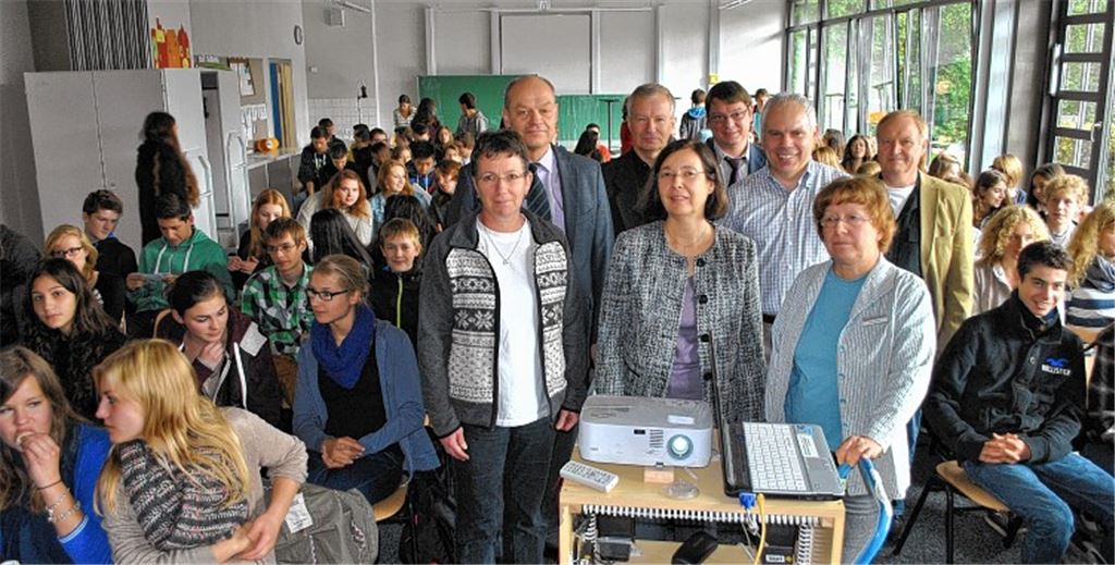 Regina Bauer (v.li.) als Vertreterin der Eltern, Thomas Mühlbayer (Schule), Kurt Müller, Christine Harendt (beide Eltern), Lehrer Jürgen Gorenflo, Matthias Lieb (Wirtschaft), Annegret Jakob-Bissem (Arbeitsagentur) und Lehrer Werner Hofmann informieren mehr als 100 Schüler.Foto: Stahlfeld