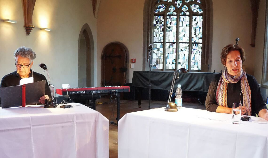 Regina Bucher und Ernst Süss lesen und kommentieren im Oratorium des Evangelischen Seminars Werke des Dichters Hermann Hesse. Fotos: Bastian
