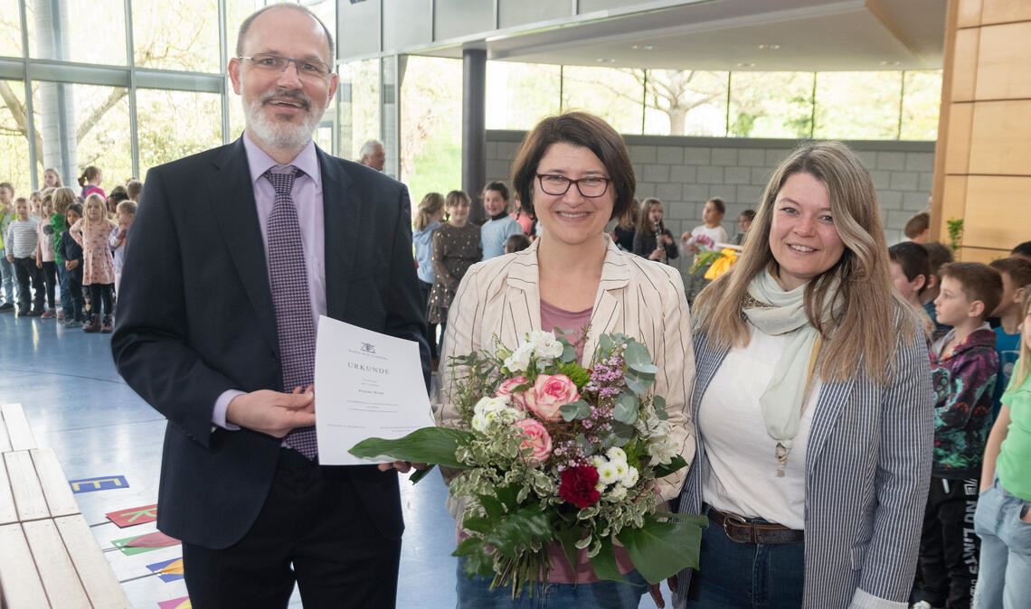 „Eine traumhaft schöne Schule“ Regina Meeh (Mitte) wird von Jürgen Traub und Antonia Walch als Schulleiterin der Grundschule Sternenfels begrüßt. Foto: Fotomoment