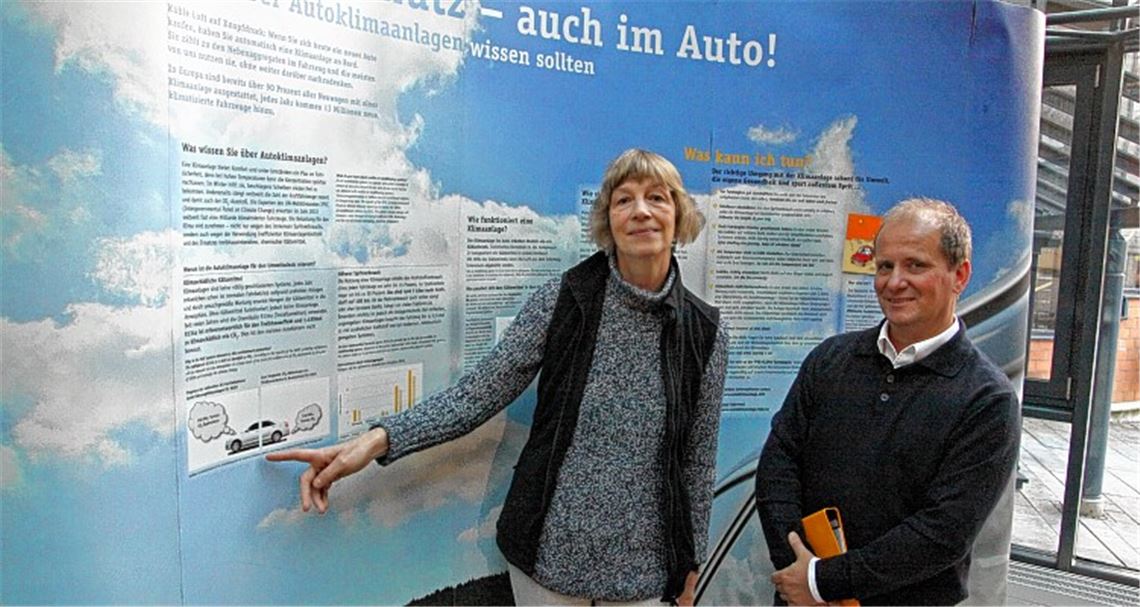 Regine Einfeld, Geschäftsführerin BUND Nordschwarzwald, wirbt gemeinsam mit Bürgermeister Winfried Abicht für den bewussten Umgang mit Klimaanlagen im Auto. Foto: Goertz